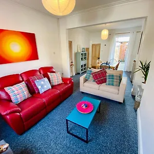 Spacious Victorian Family Town House, Sleeps 7, Near Centre Holiday home York